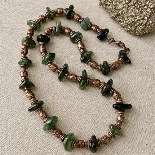 forest echo – green tourmaline nugget necklace (1) xnc
