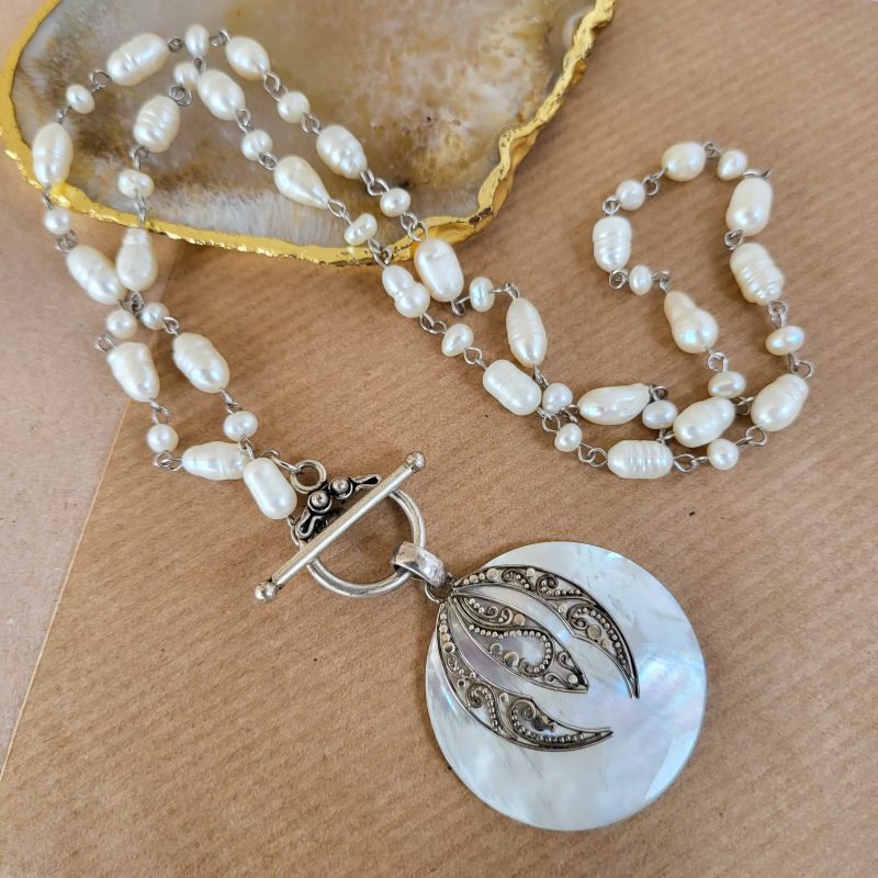 Full moon pearl and shell necklace