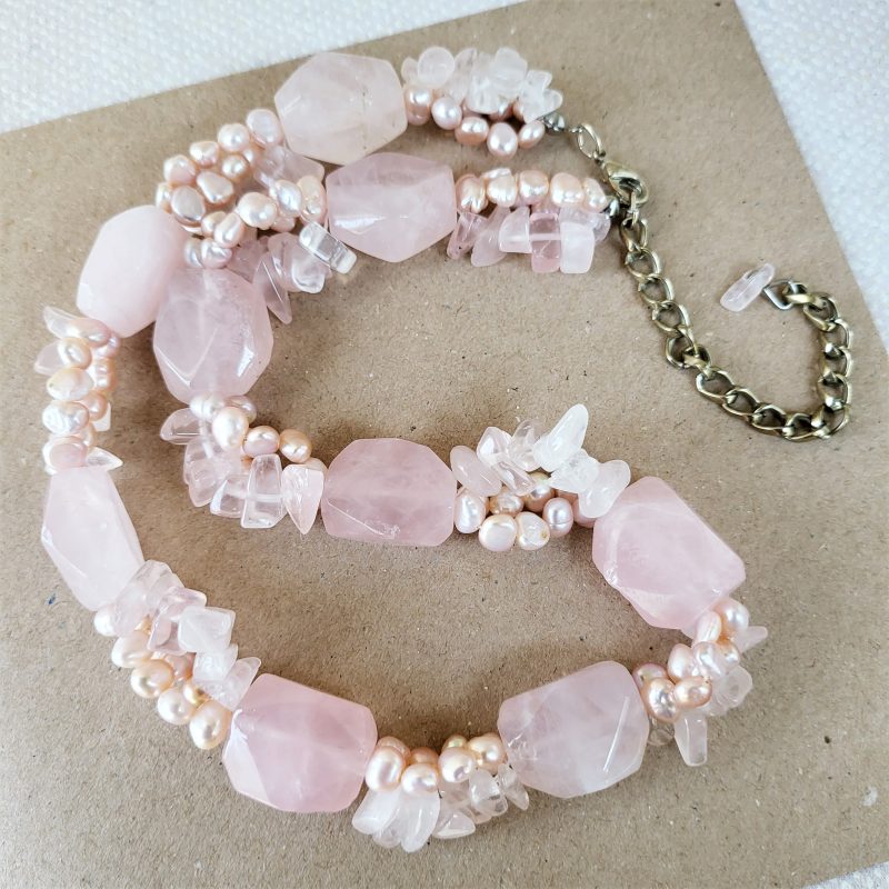 Rosy Dreams necklace with rose quartz and pearls