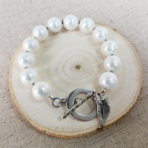 White round shell beaded bracelet with leaf charm